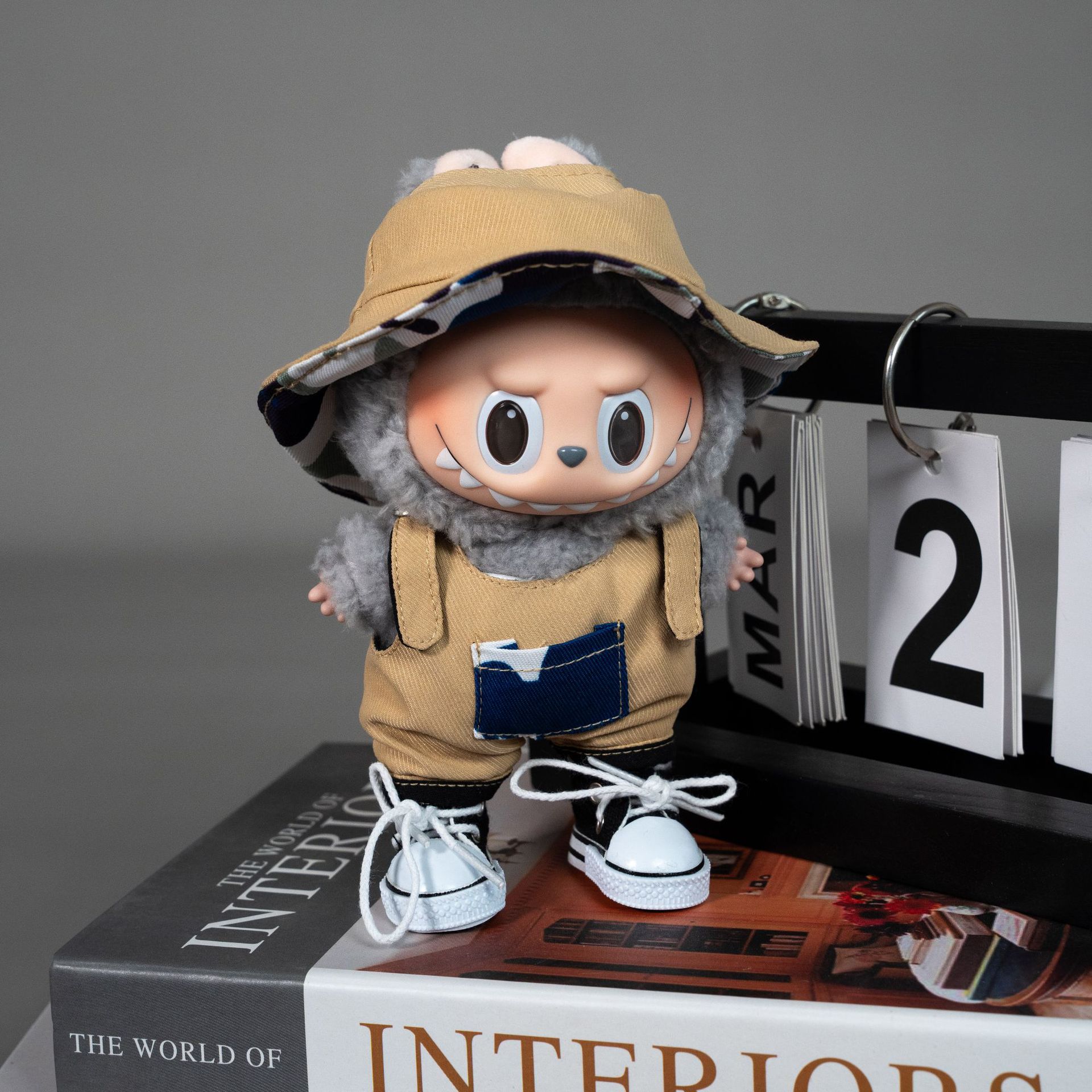 Camouflage suit camel + black canvas shoes