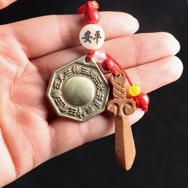Ancienne épée en bois de pêcher avec symbole Bagua