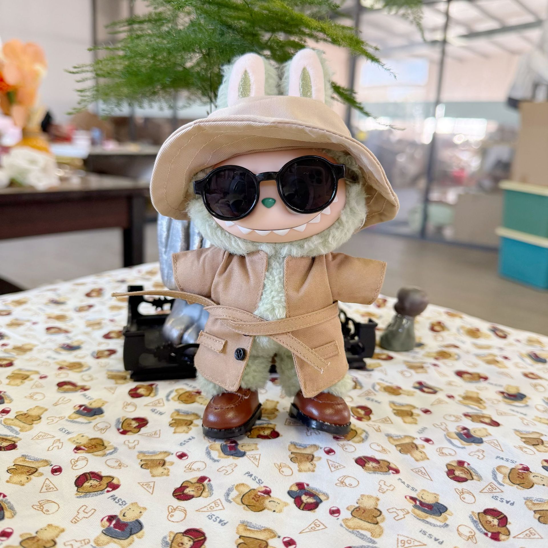 Costume de retour camel deux pièces chapeau kaki lisse lunettes de soleil noires