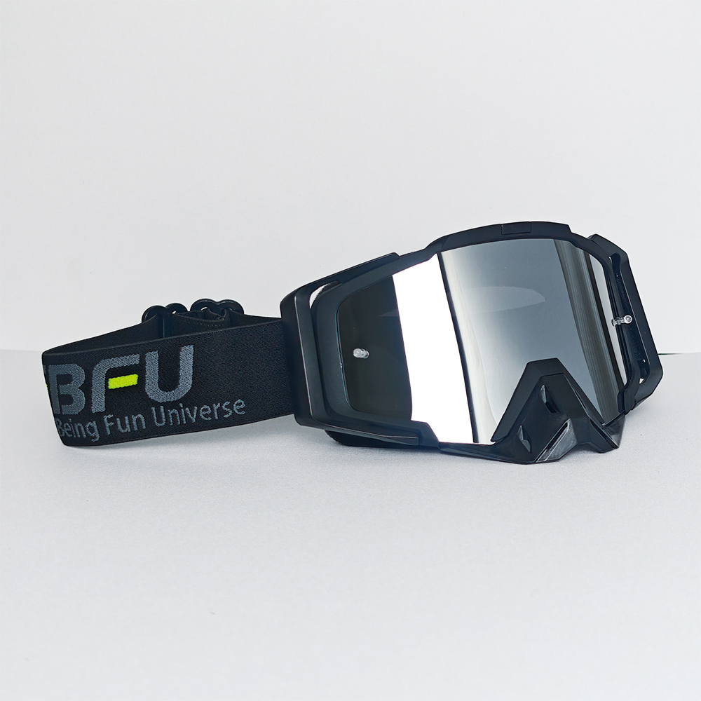 Gafas plateadas con montura negra.