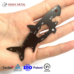 Accessoires porte-clés multifonctions personnalisés en acier inoxydable Outil multifonction en forme de poisson requin avec logo laser Porte-clés cadeau - Product Image 1