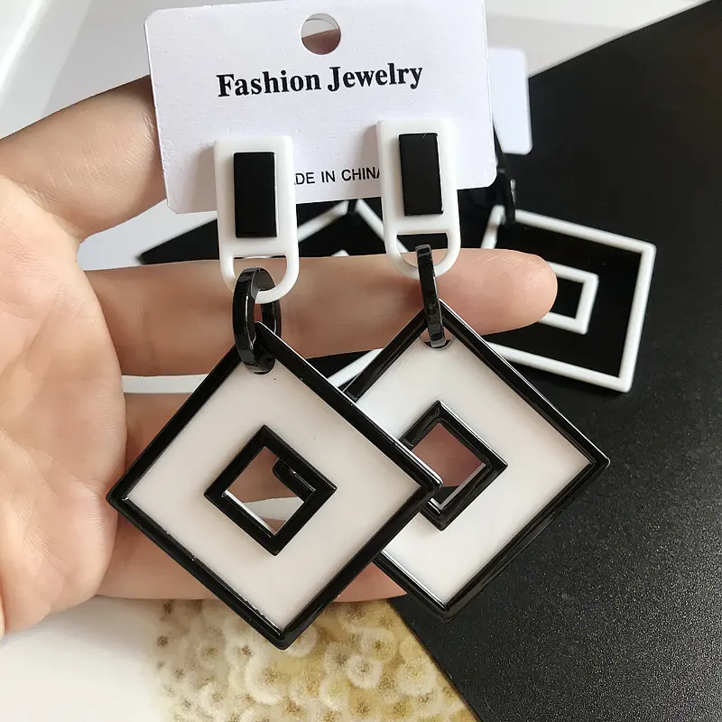 Orecchini quadrati bianchi neri di moda temperamento orecchini acrilici lunghi geometrici gioielli per accessori da donna