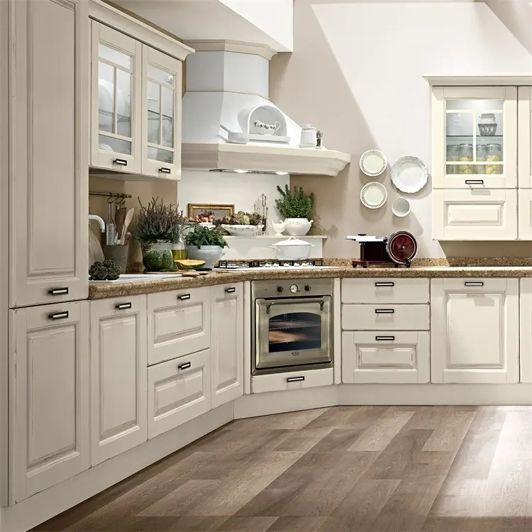 Armadi da cucina in stile tradizionale con porte chiuse in legno massello per cucine piccole