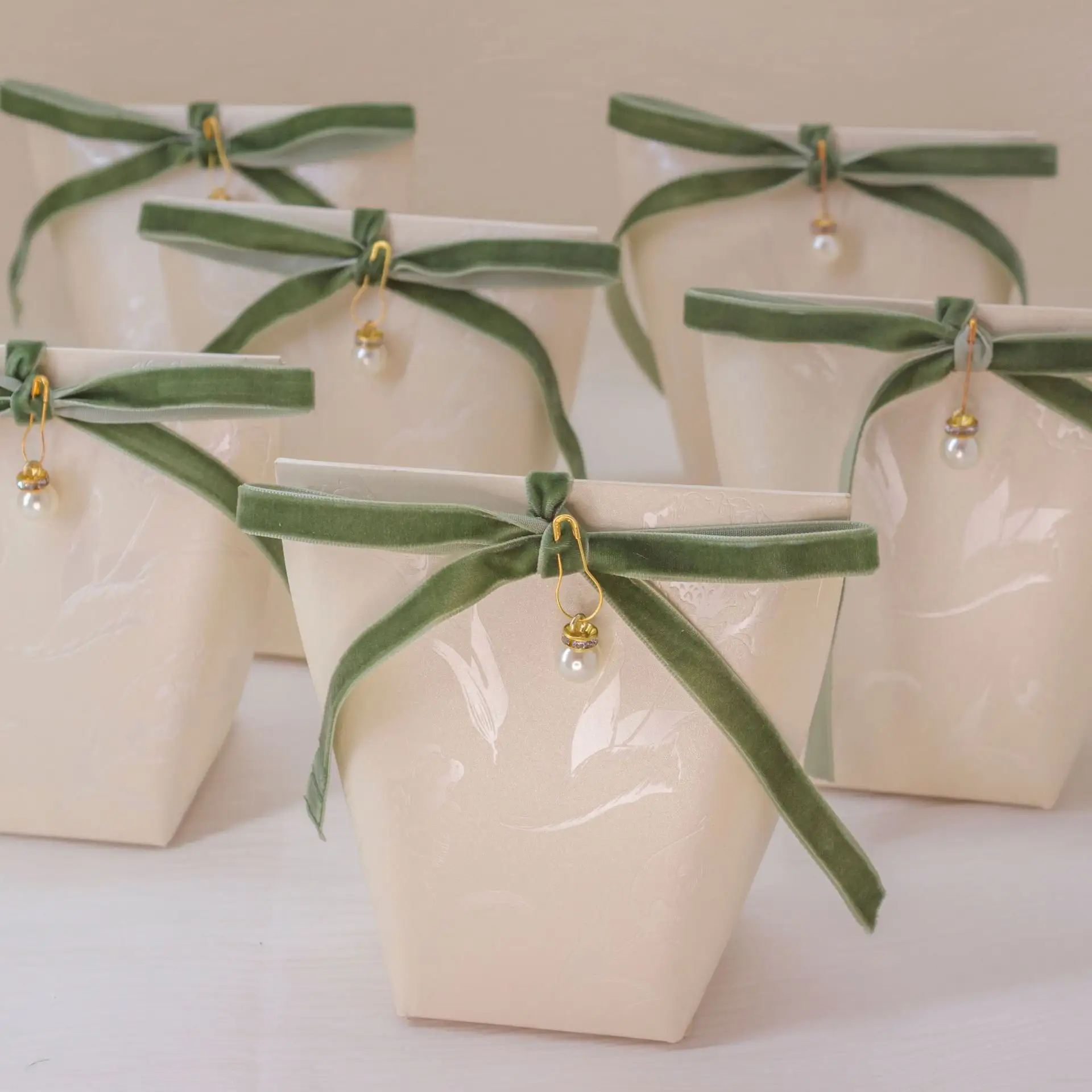 Çin üreticileri katlanır toptan yeşil şerit dekorasyon düğün iyilik krem renk tatlı için boş şeker ambalaj kutuları