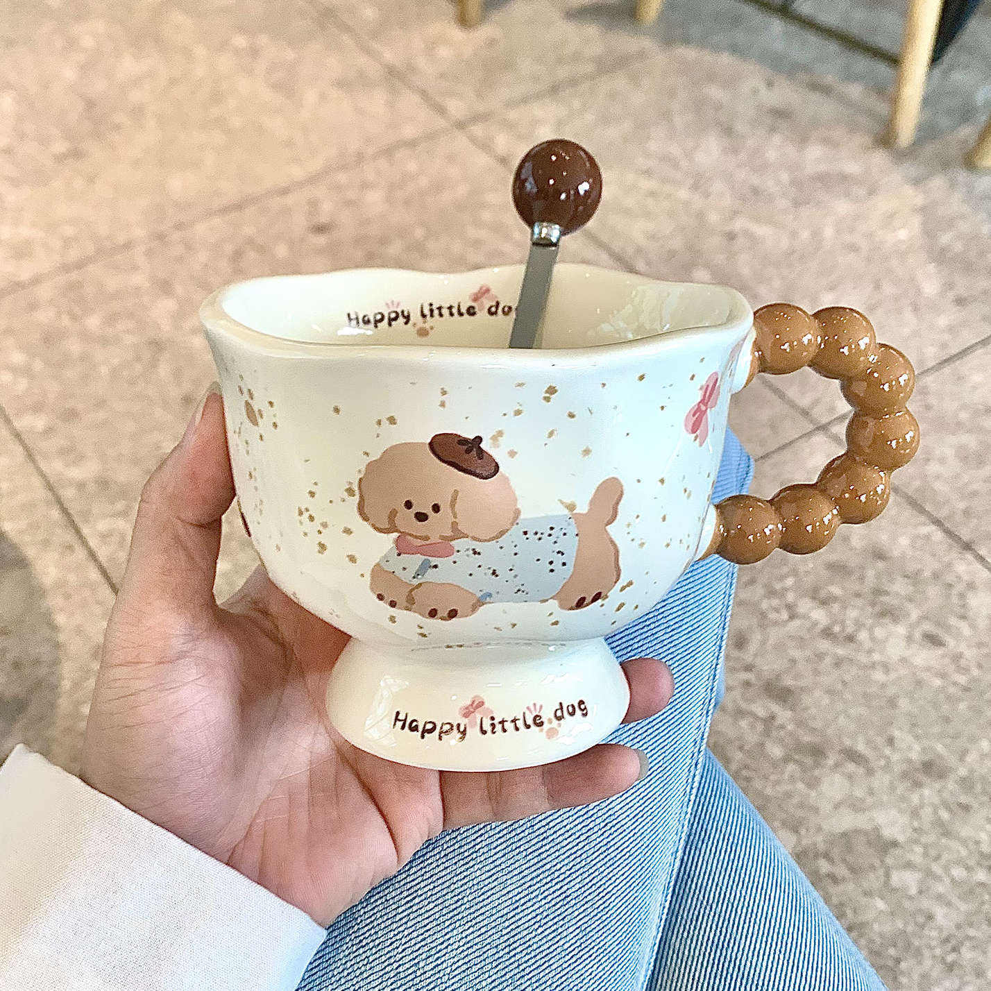 Chemise bleue, tasse simple et cuillère