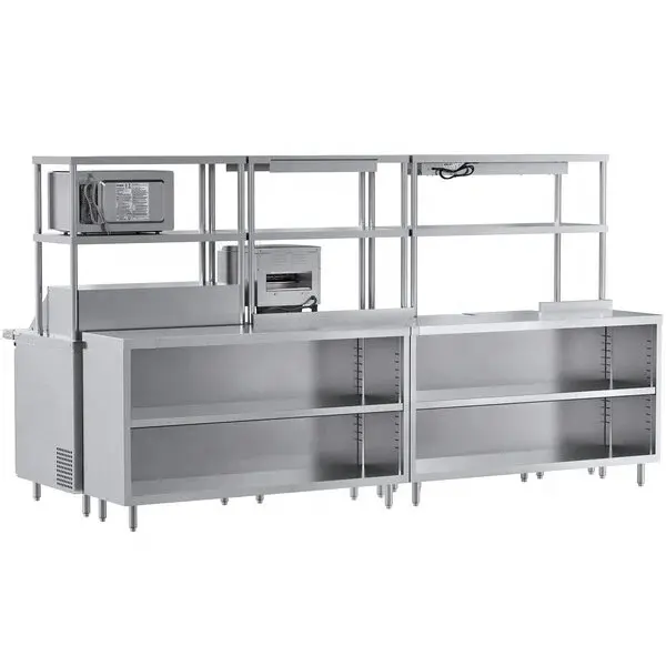 Estação de preparação profissional do chef, linha com tabelas e armários de preparação de salada e pratos