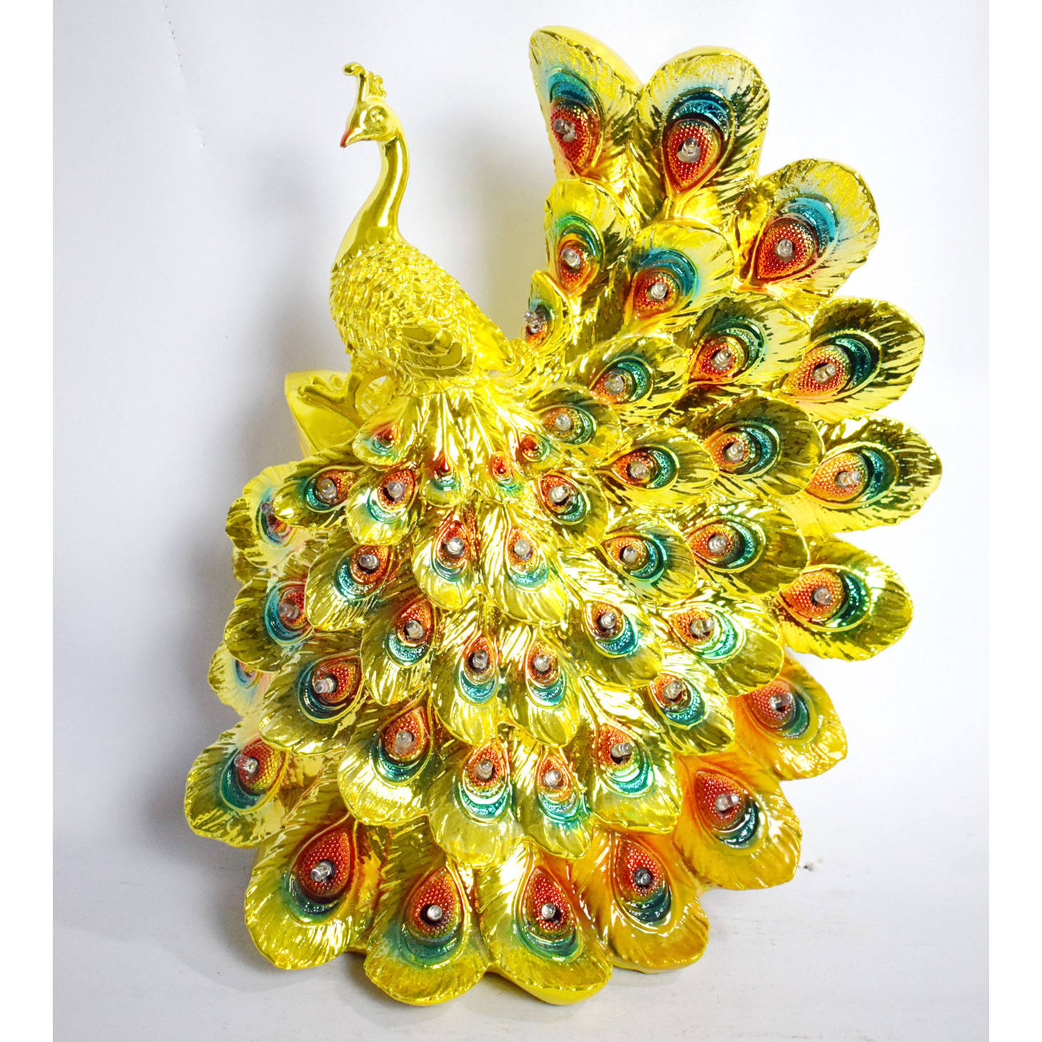 Le paon déploie ses plumes de queue, debout dans une lumière dorée.