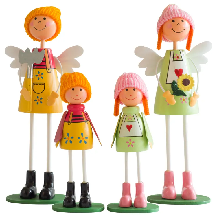 Carino una famiglia di quattro del basamento di legno bambola per le ragazze bonecas