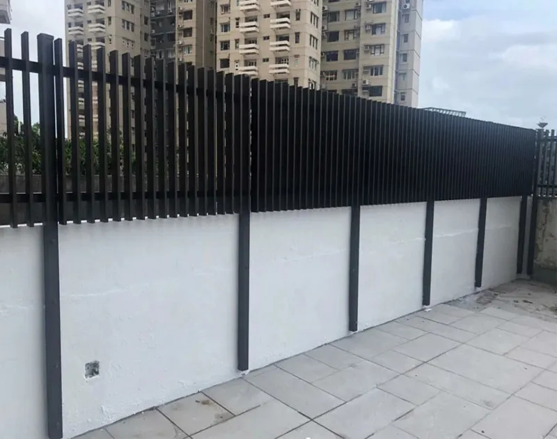 Décoration en aluminium d'hôtel scolaire clôture en métal à tube carré vertical personnalisée clôture de jardin privée