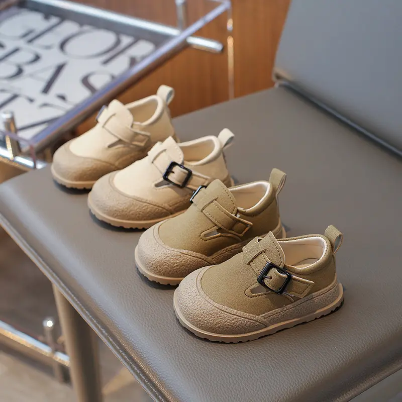 حذاء الأطفال الرضع مصنوع من الجلد الصناعي مناسب للربيع والخريف للبيع بالجملة لعام 2024 حذاء غير رسمي للخروج للفتيات والفتيان