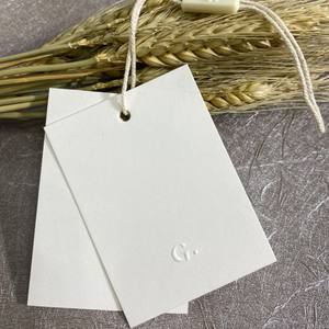 Cadena de ropa personalizada gratis Etiqueta colgante de plástico Etiquetas colgantes de papel para ropa Logotipo propio - Product Image 4