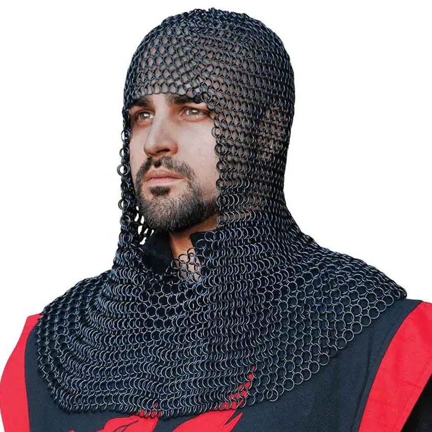 Cavaliere tedesco in metallo che indossa la cotta di maglia Coif per proteggere la testa