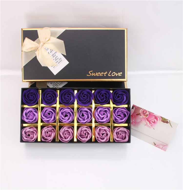 18 fleurs violettes tricolores