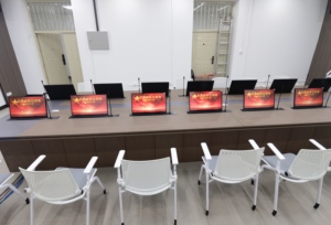 电动隐藏书桌液晶显示器电梯，用于视频会议和无纸化会议和会议室的投票 - Product Image 4