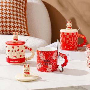Taza de cerámica de conejo curada con animales de dibujos animados, Comercial rojo con tapa, cuchara y asas de cuerda, juego de tazas de café - Product Image 1