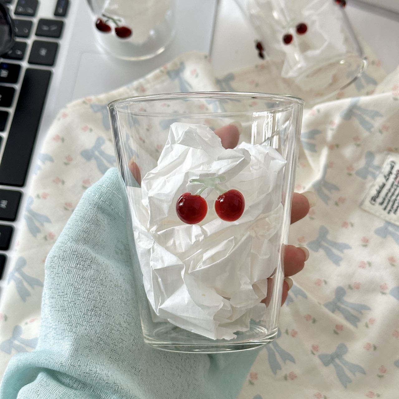 Grande tasse de petit-déjeuner transparente aux cerises