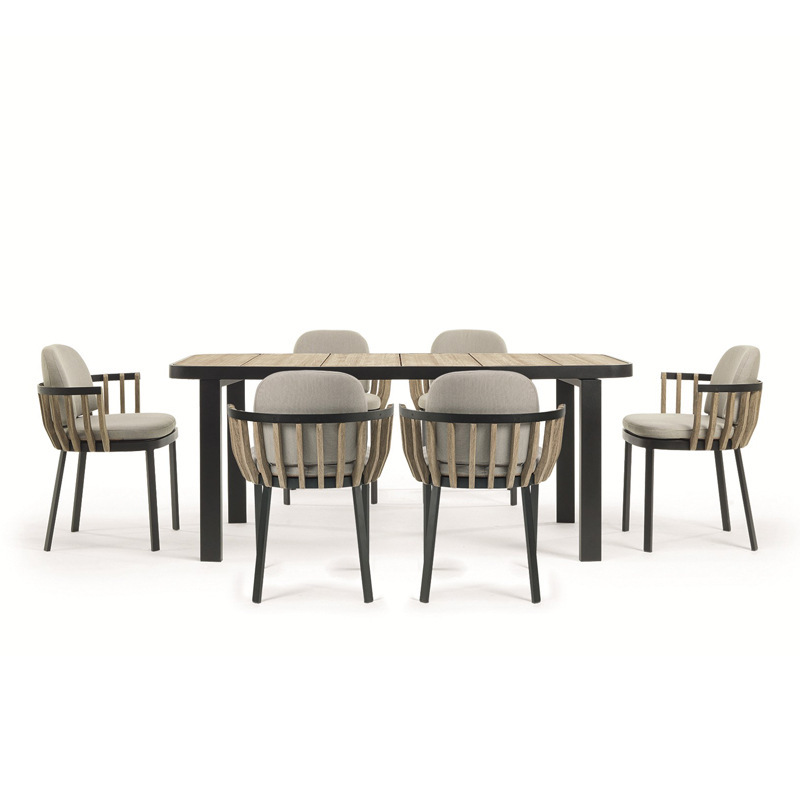 Une table six chaises