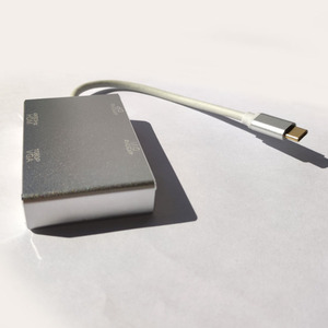 4-in-1 USB-C <strong>to</strong> DVI/<strong>VGA</strong>/DP/HDMl Multiport Video Adapter