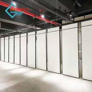 Moderne bedienbare Schiebe wand trennwand für den Konferenz raum des Büros