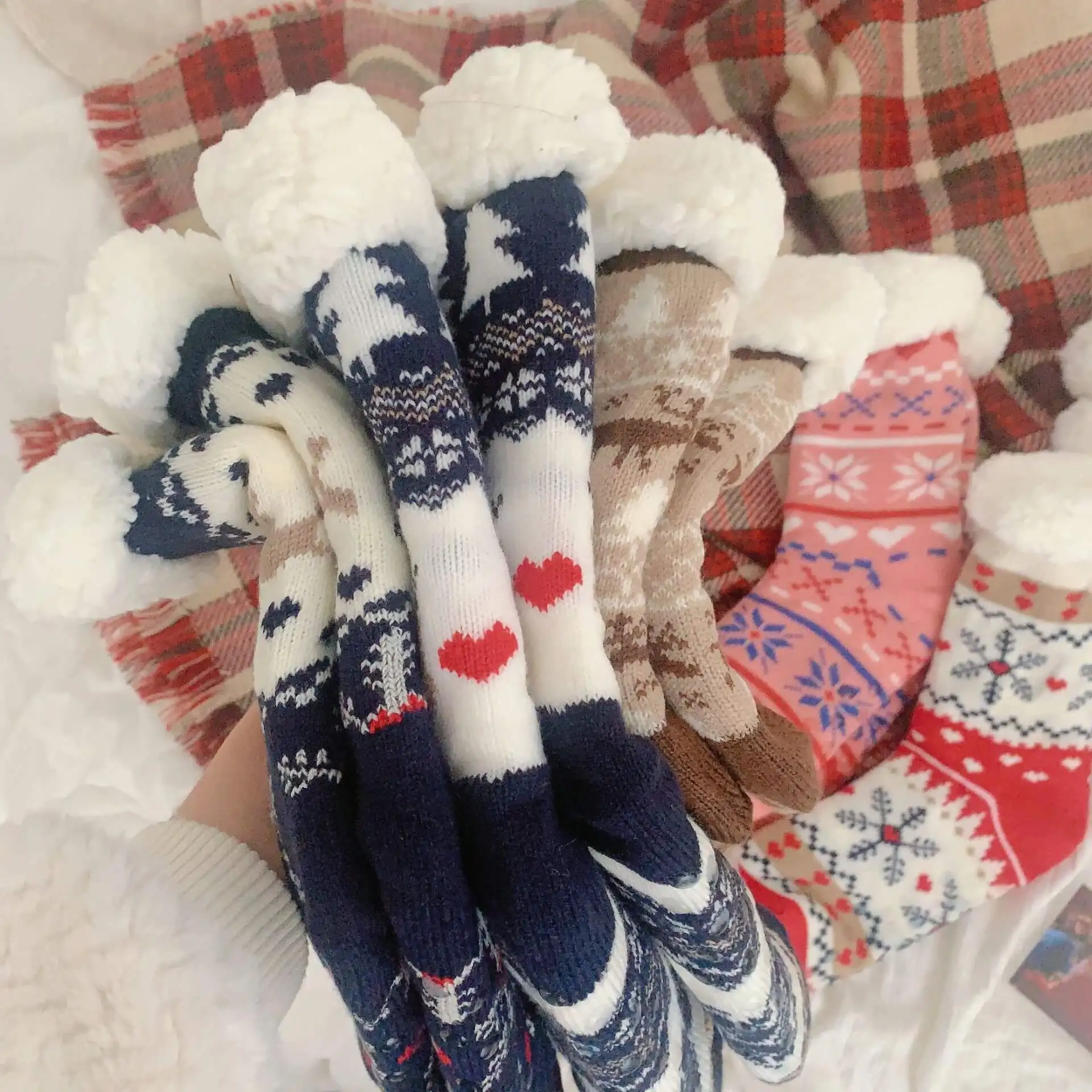 Chaussettes d'intérieur épaisses et confortables avec motifs de logo personnalisé Chausson de sol antidérapant doublé hiver chaud et flou confortable Noël Cabine Sherpa