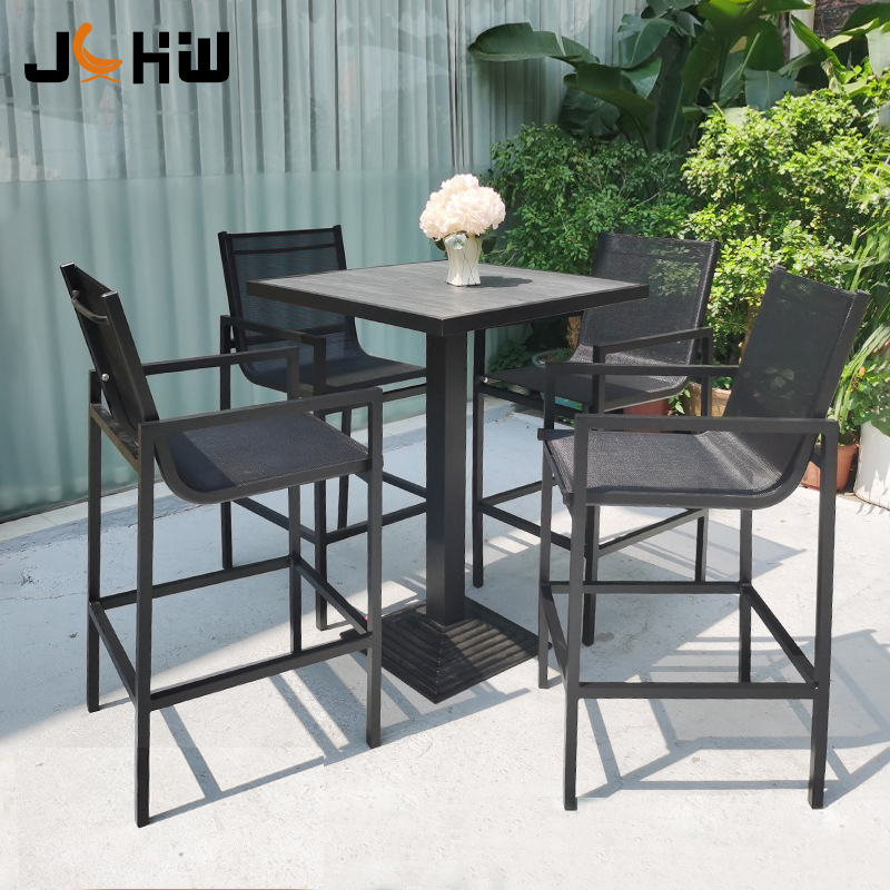 Une table de bar et quatre chaises de bar