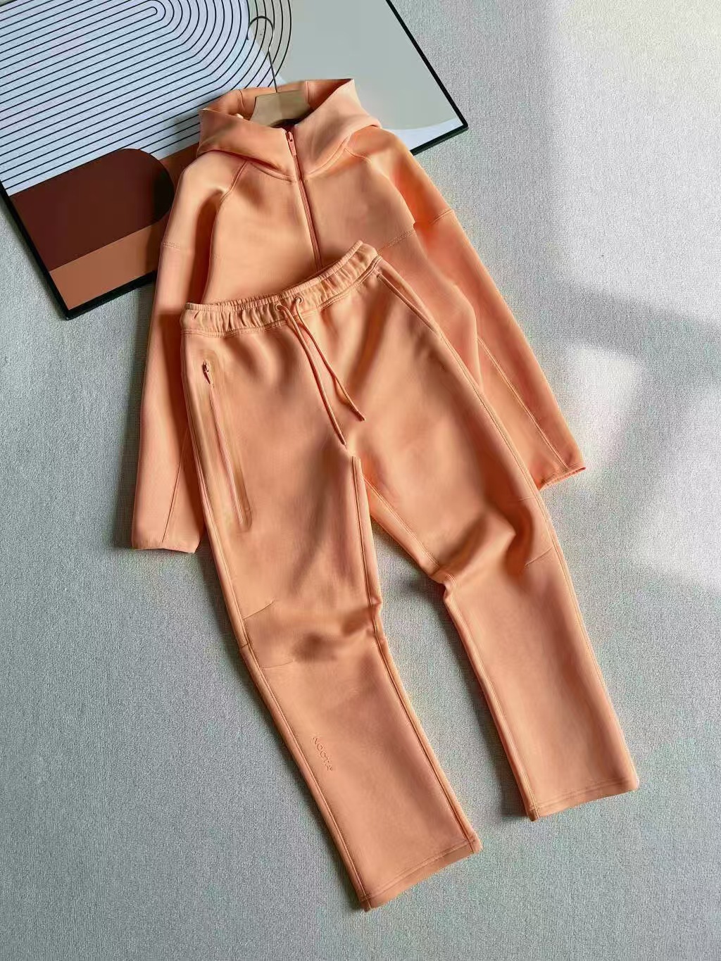 traje naranja