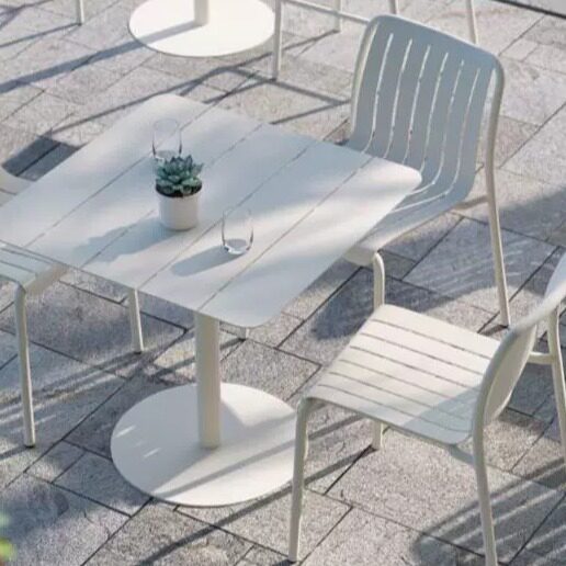 Table carrée avec 1+3 chaises sans accoudoirs en fer