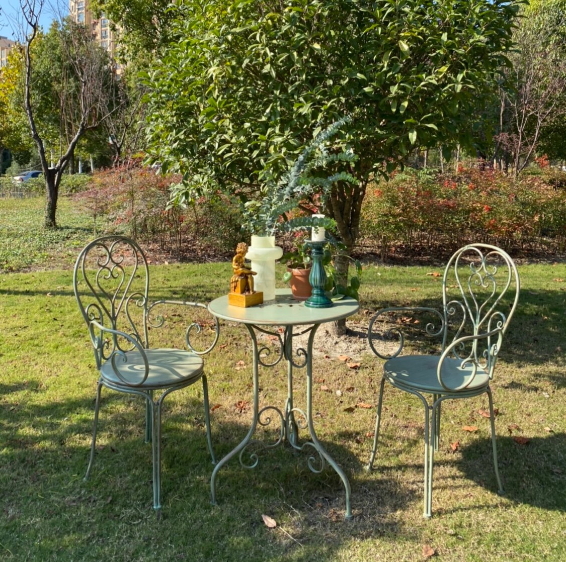 Style A : finition verte vieillie, 1 table et 2 chaises