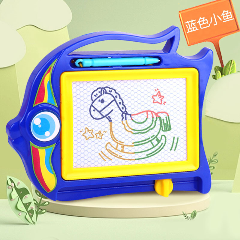 Tablero de dibujo azul con diseño de peces pequeños y coloridos.