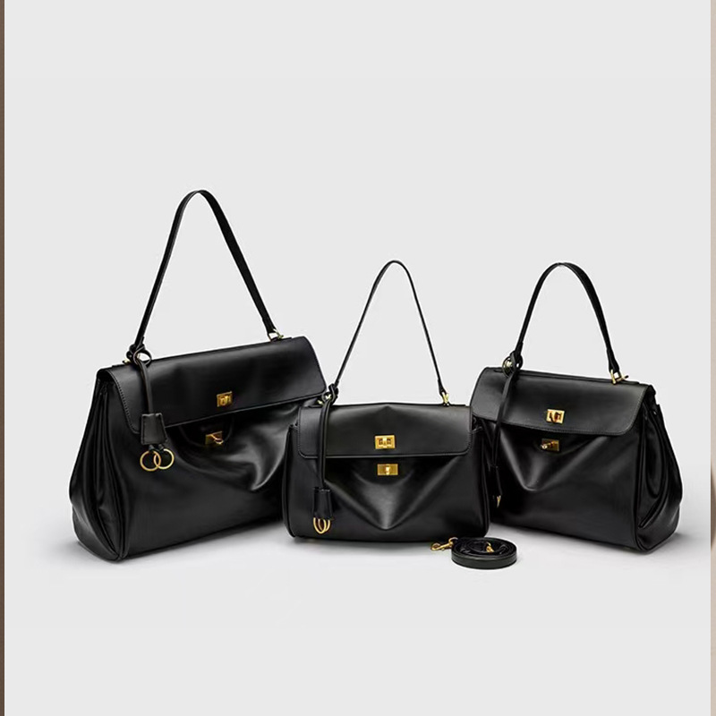 Boucle dorée moyenne noire