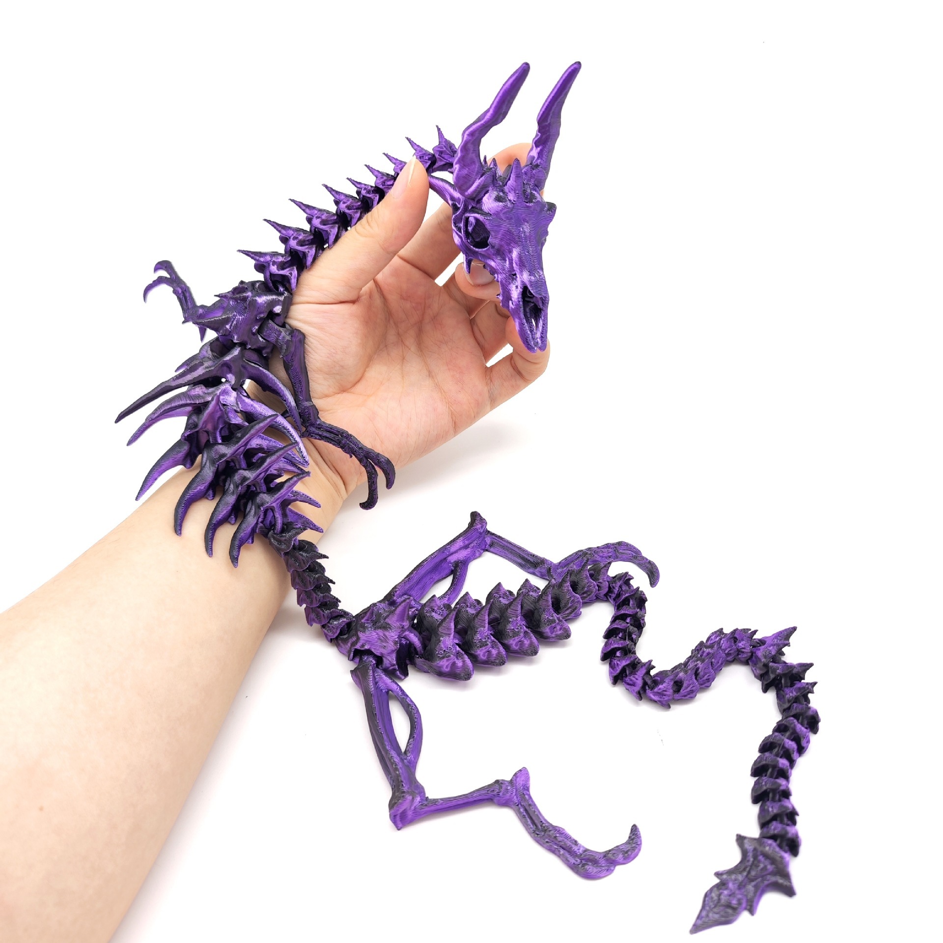 Dragon noir aux os violets
