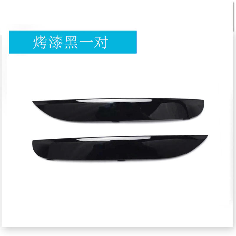 Une paire de garnitures noires