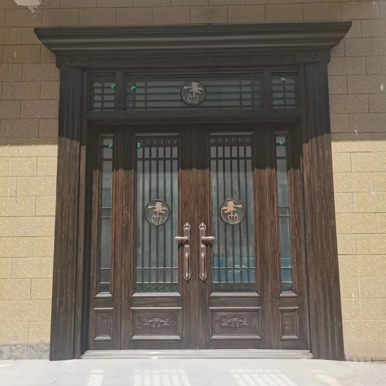 Puerta de entrada principal de la villa, puertas delanteras de entrada de hierro forjado dobles decorativas cuadradas exteriores