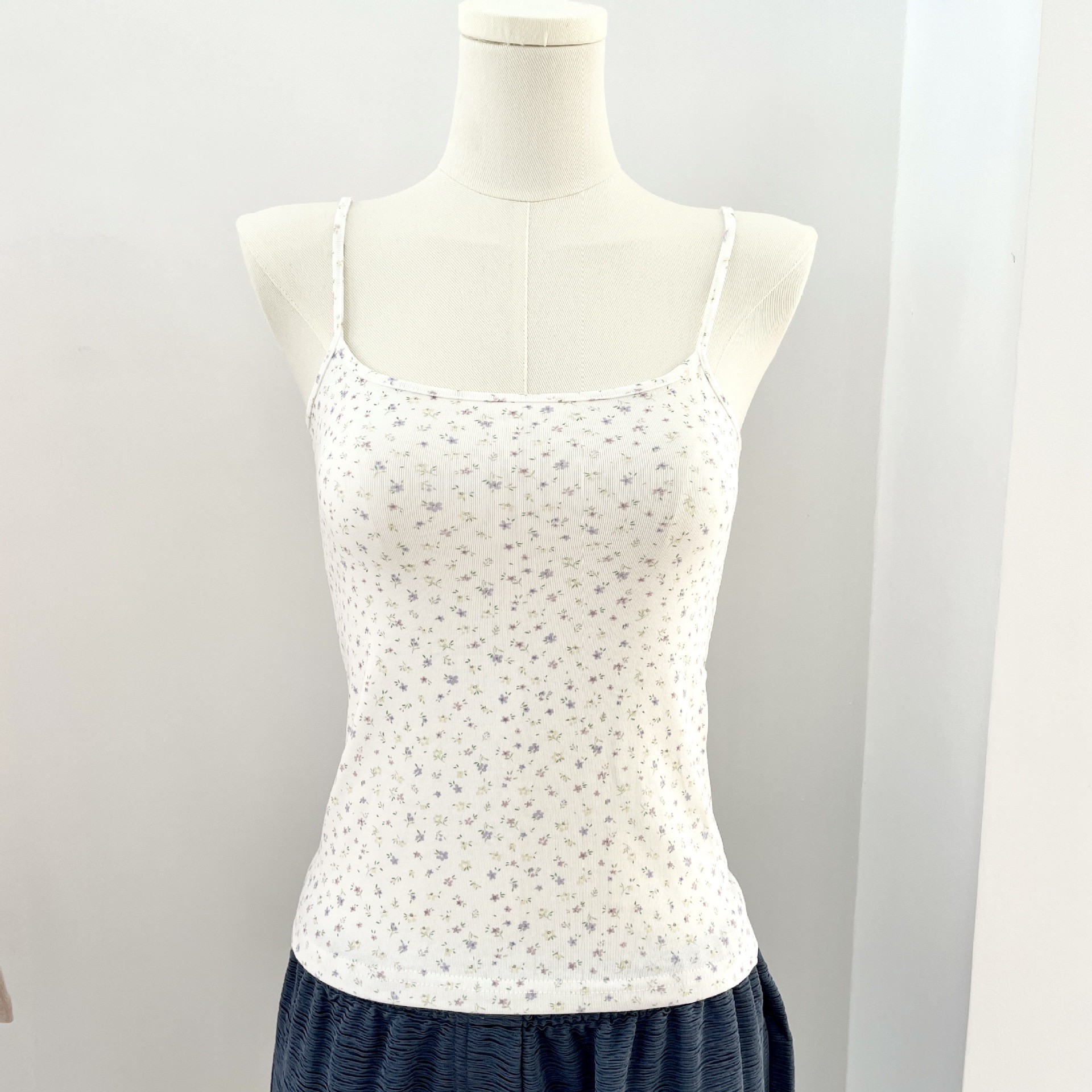 fond blanc avec motifs floraux