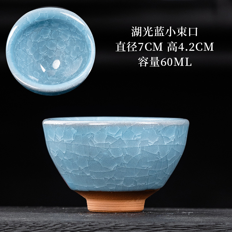 Boca de haz pequeño de grieta de hielo azul del lago