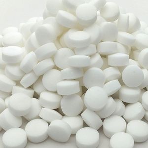 Endüstriyel gıda sınıfı 20kg tuz tabletleri toptan su yumuşatma tuz bloğu su yumuşatıcı makine için NaCl oluşan