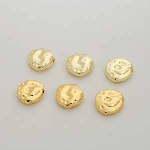 Cuentas sueltas de color dorado con forma irregular para decoración, Cuentas planas con forma de sobre de latón, con patrón oscuro, para manualidades - Product Image 2