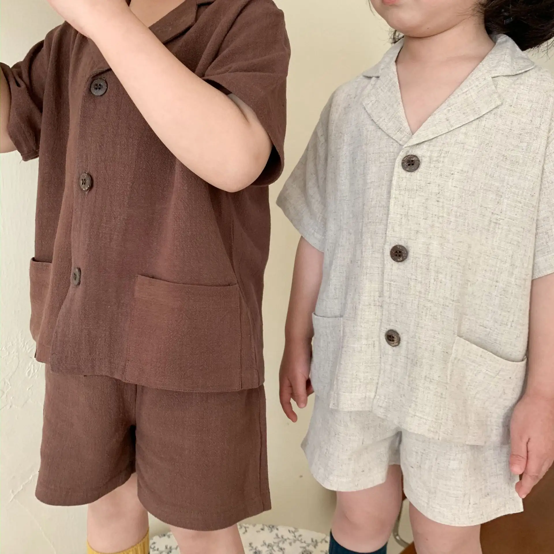 2024夏の高品質卸売男の子と女の子ベビーリネン半袖シャツショーツ子供用ツーピースセット