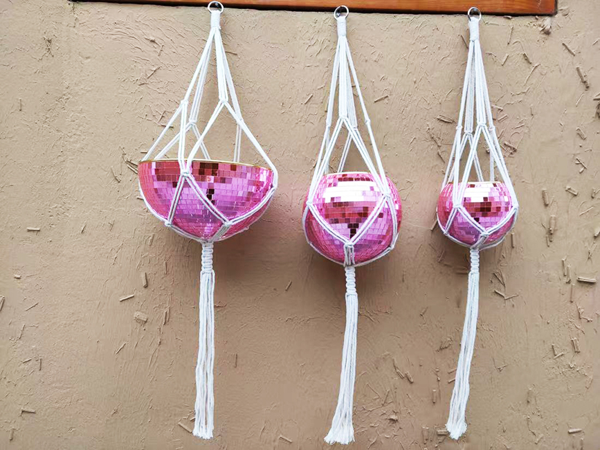 Macramé rose avec bordure dorée
