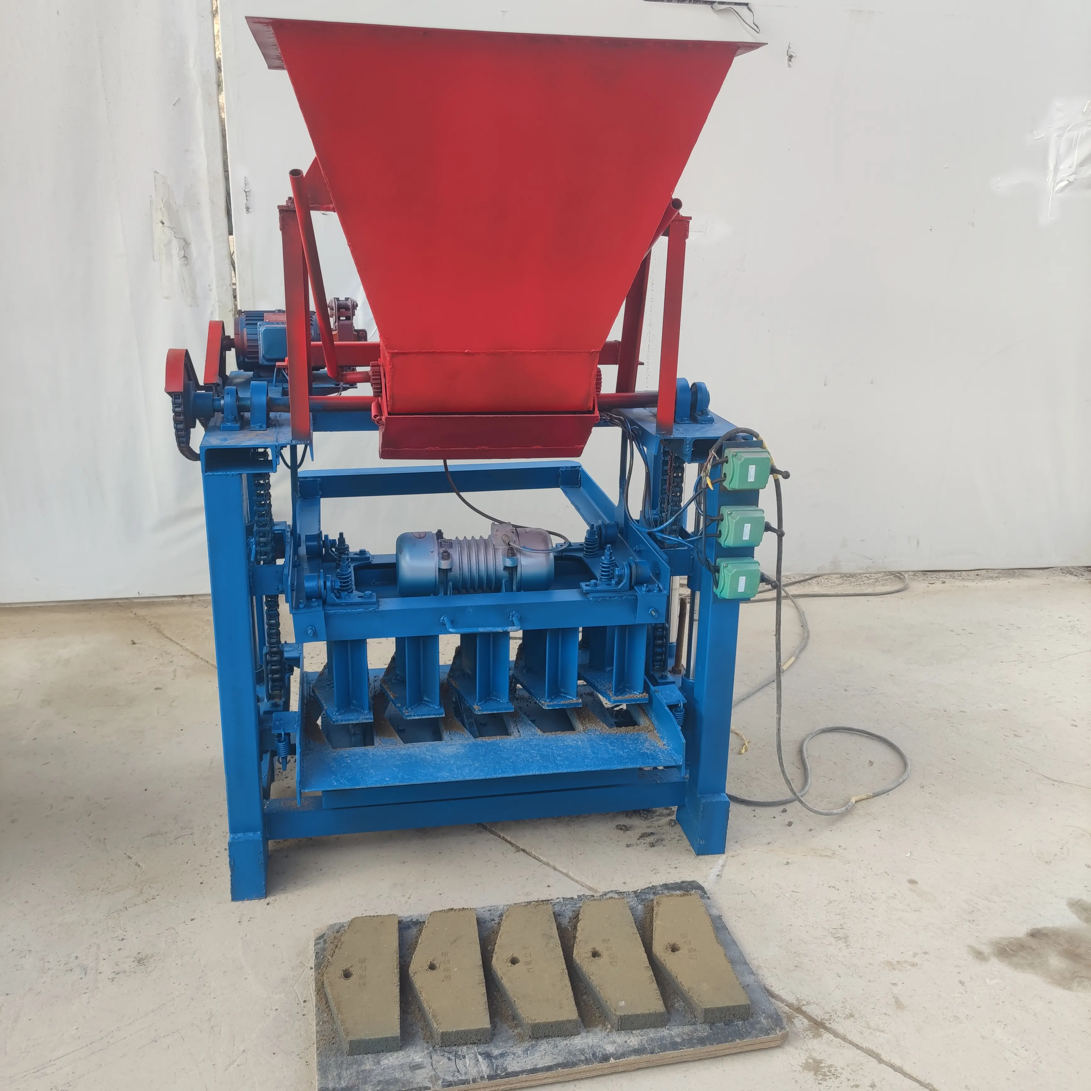 Mesin pembuat bata tanah liat kecil mesin pembuat bata untuk dijual di zimbabwe otomatis beton interlock mesin pembuat bata