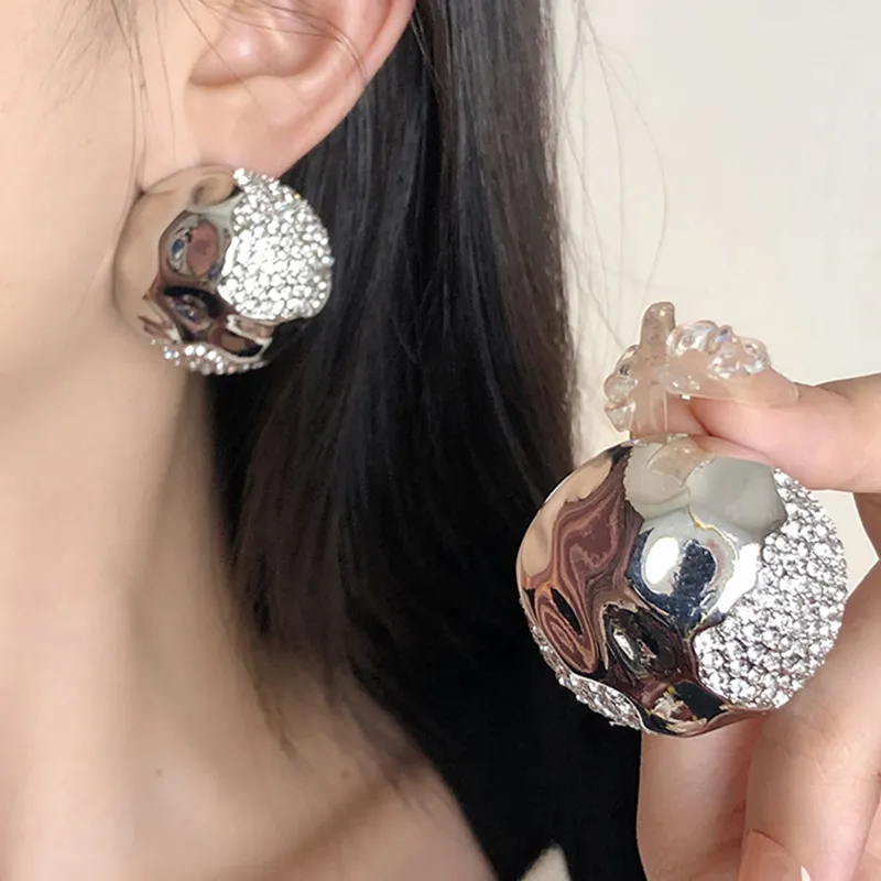 2023 produk baru perhiasan modis antik perak bola Korea permukaan halus gesper telinga mode sederhana berlian imitasi anting Stud