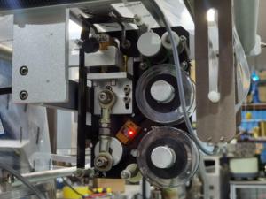 Hardware de piezas pequeñas para automóviles Tornillo de clavo de placa única Contador de máquina empacadora de llenado vertical con máquina empacadora - Product Image 5