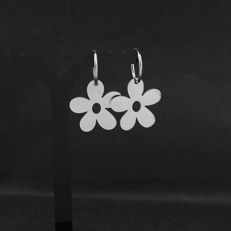 E051-Silver1 (Une boucle d'oreille avec un piercing à l'oreille)