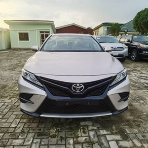 2018 <span class=keywords><strong>camry</strong></span> toyota משמש היגוי שמאל אוטומטי תיבת הילוכים טורבו מנוע מתכת עור כהה אור R16 חשמלי היברידית אפשרויות