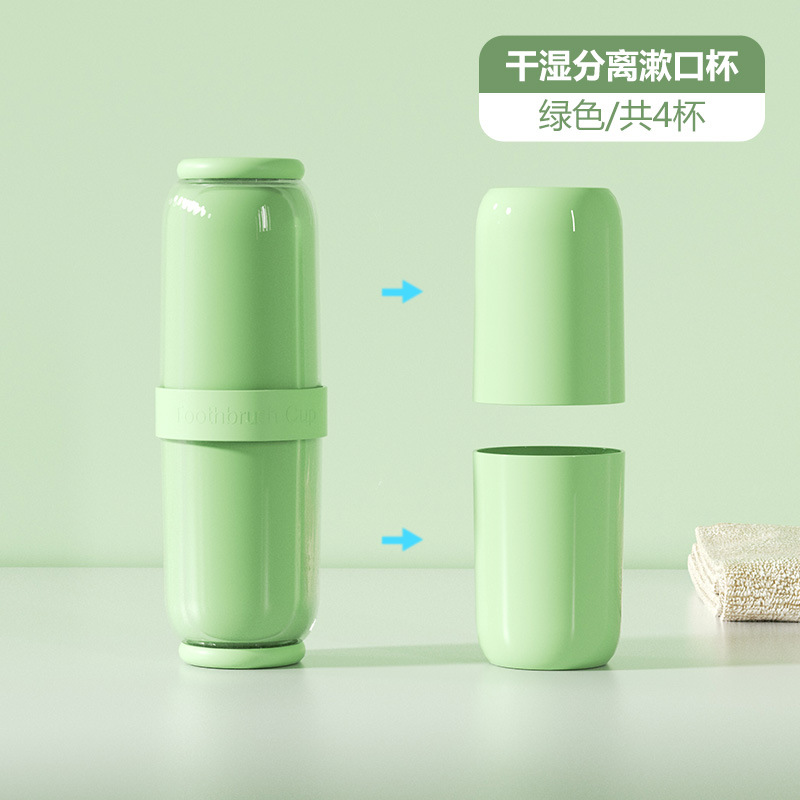 Quatre tasses de thé vert.
