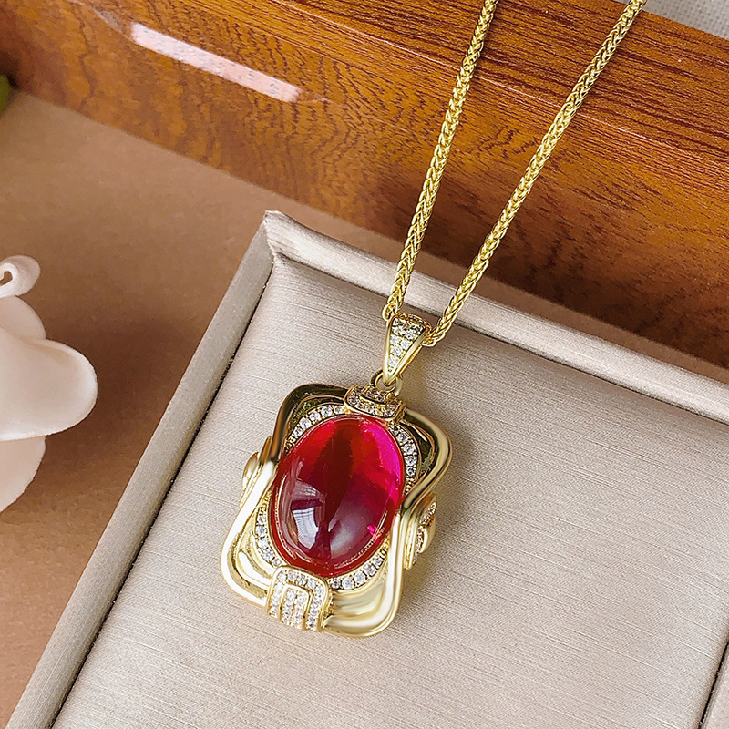 Colgante de corindón rojo dorado con cadena