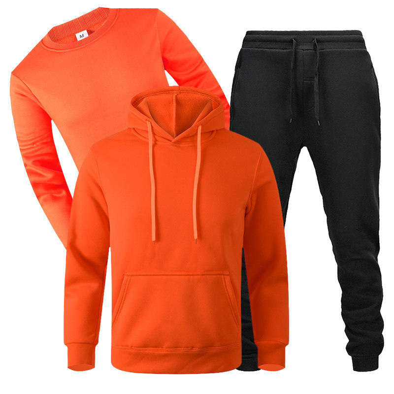 Naranja con pantalón negro.
