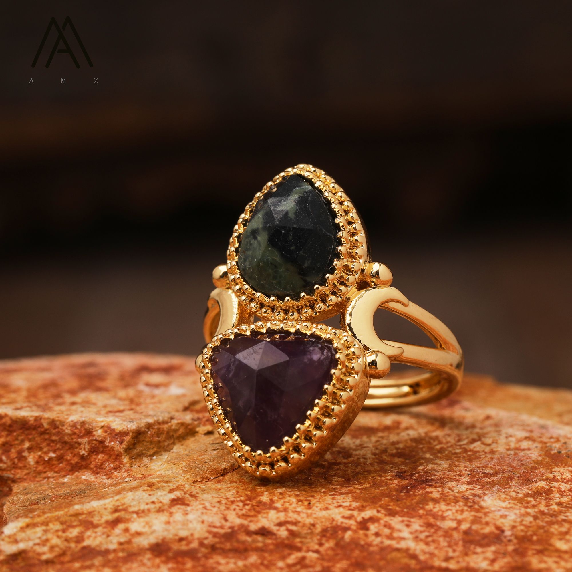 Anillo de oro con jaspe Kambala