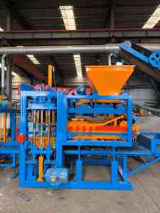 Macchina per fabbricare mattoni in cemento completamente automatica macchina macchina per pavimentatori cavi Qt4-16 macchinari