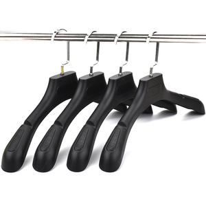 Benutzer definierte Männer Kleidung Anzug Kleiderbügel Luxus rutsch feste Kunststoff Kleiderbügel Frauen Anzüge Bekleidungs geschäft <span class=keywords><strong>Display</strong></span> Kleiderbügel